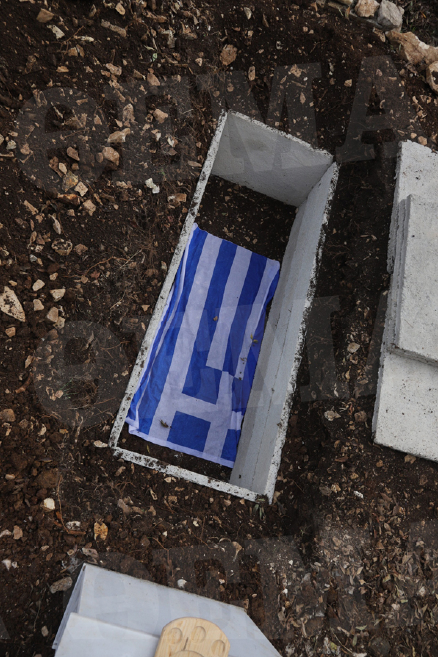 Φωτογραφίες: Με την ελληνική σημαία το μνήμα του Κωνσταντίνου Κατσίφα