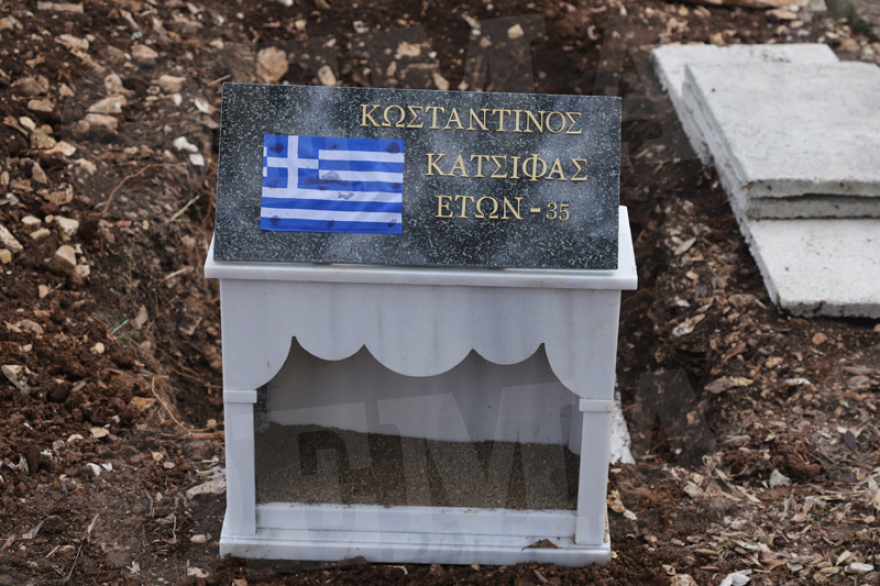 Φωτογραφίες: Με την ελληνική σημαία το μνήμα του Κωνσταντίνου Κατσίφα