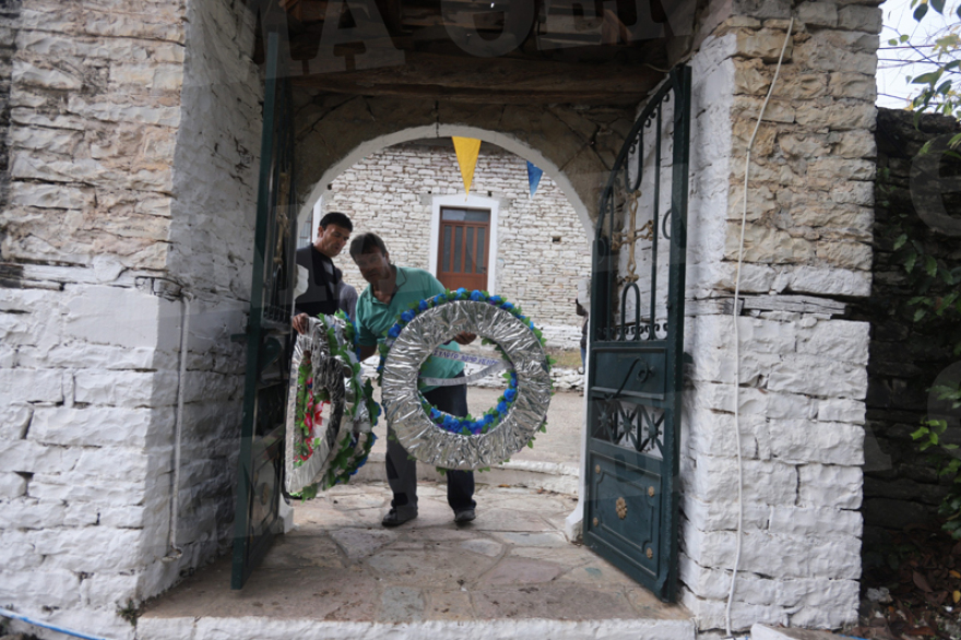 Φωτογραφίες: Με την ελληνική σημαία το μνήμα του Κωνσταντίνου Κατσίφα