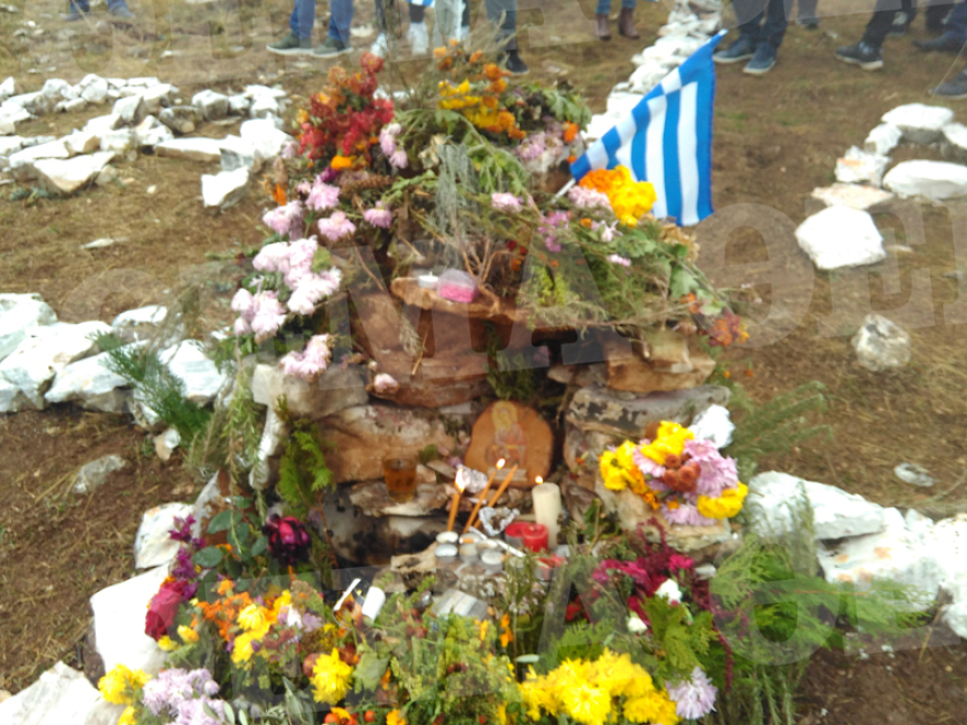 Φωτογραφίες: Με την ελληνική σημαία το μνήμα του Κωνσταντίνου Κατσίφα