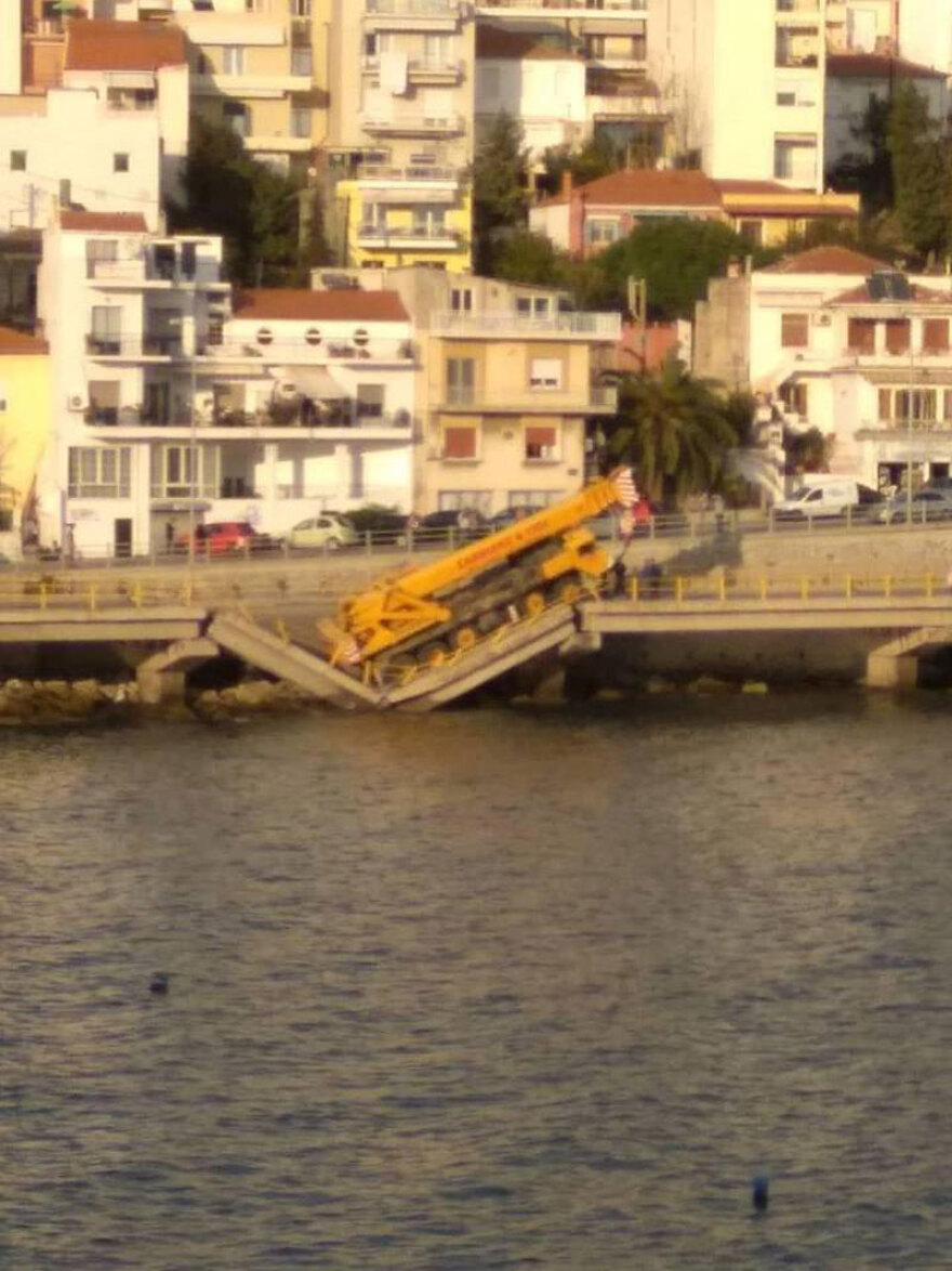 Φωτογραφίες: Κατέρρευσε τμήμα γέφυρας στο κέντρο της Καβάλας