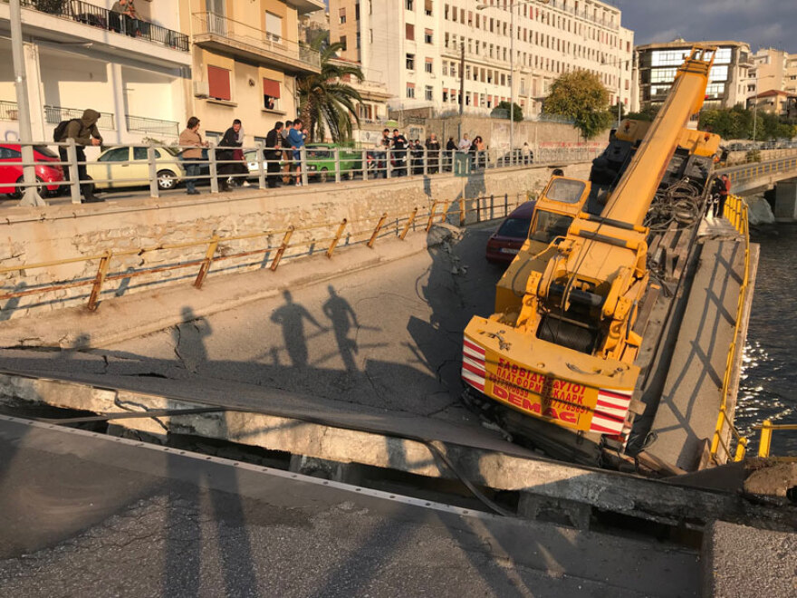 Φωτογραφίες: Κατέρρευσε τμήμα γέφυρας στο κέντρο της Καβάλας
