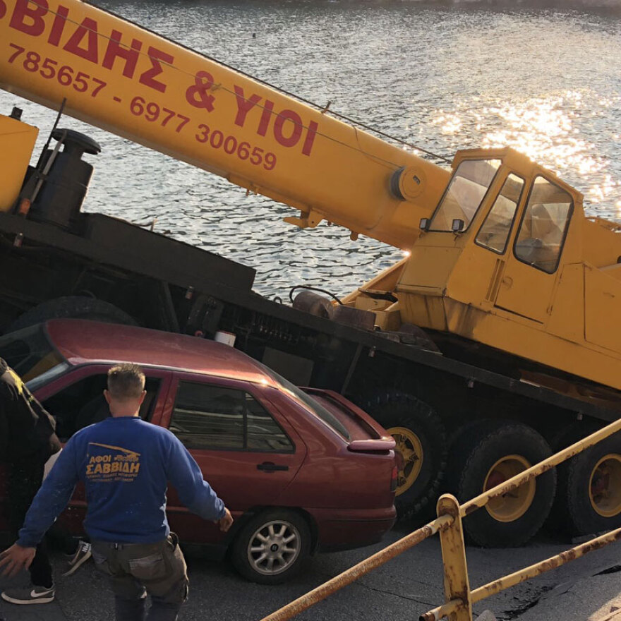 Φωτογραφίες: Κατέρρευσε τμήμα γέφυρας στο κέντρο της Καβάλας