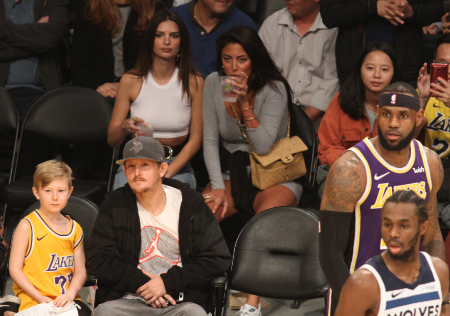 Έμιλι Ρατακόφσκι: Νεαρός πατέρας «καρφώνει» το βλέμμα του στα οπίσθιά της