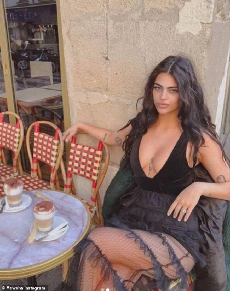 Σέξι blogger καταγγέλλει ότι δεν την άφησαν να μπει στο Λούβρο για το αποκαλυπτικό φόρεμά της
