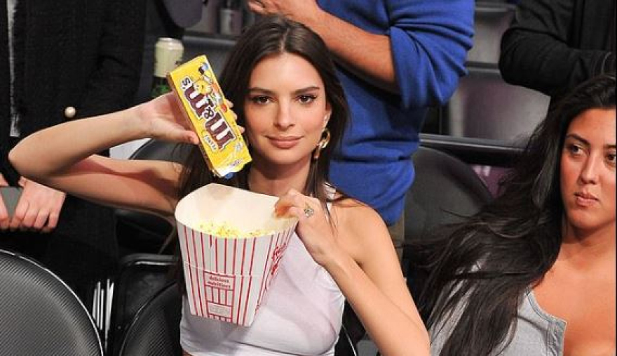 Η Έμιλι Ραϊτακόφσκι πήγε να δει τον Λεμπρόν χωρίς σουτιέν