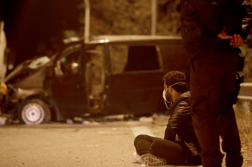 Ένας έφηβος νεκρός και 24 τραυματίες σε μετωπική νταλίκας με βαν που μετέφερε μετανάστες στην Ασπροβάλτα