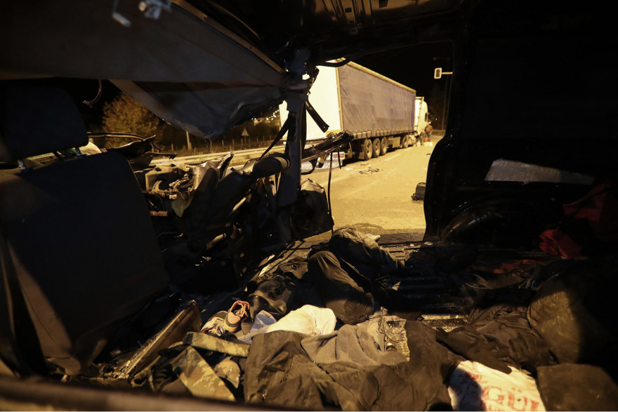 Ένας έφηβος νεκρός και 24 τραυματίες σε μετωπική νταλίκας με βαν που μετέφερε μετανάστες στην Ασπροβάλτα