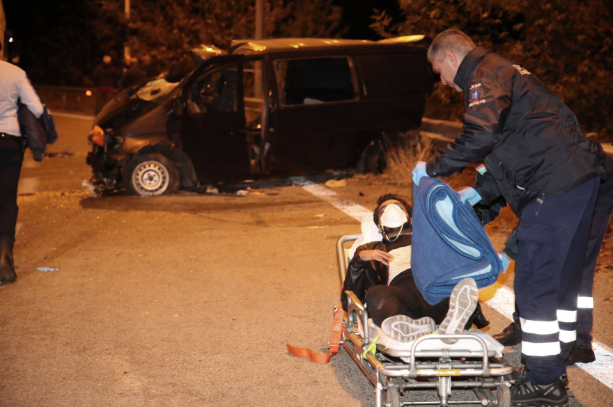 Ένας έφηβος νεκρός και 24 τραυματίες σε μετωπική νταλίκας με βαν που μετέφερε μετανάστες στην Ασπροβάλτα