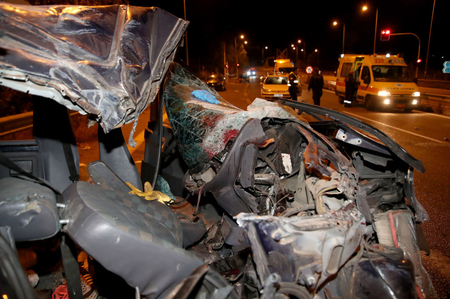 Ένας έφηβος νεκρός και 24 τραυματίες σε μετωπική νταλίκας με βαν που μετέφερε μετανάστες στην Ασπροβάλτα