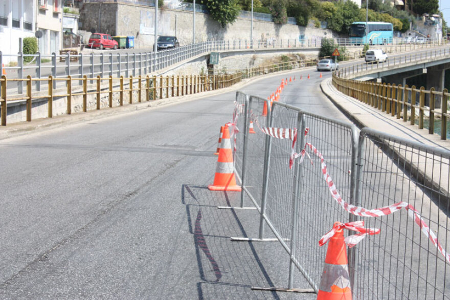 Φωτογραφίες: Κατέρρευσε τμήμα γέφυρας στο κέντρο της Καβάλας