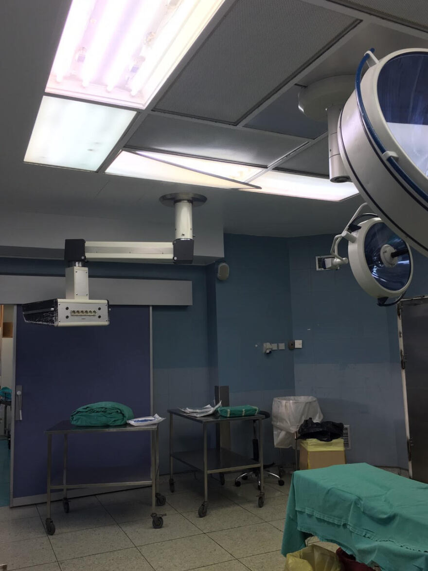 Μια εικόνα... 1000 λέξεις για την κατάσταση στο ΕΣΥ: Ξηλωμένα τα φώτα σε χειρουργεία στο ΚΑΤ