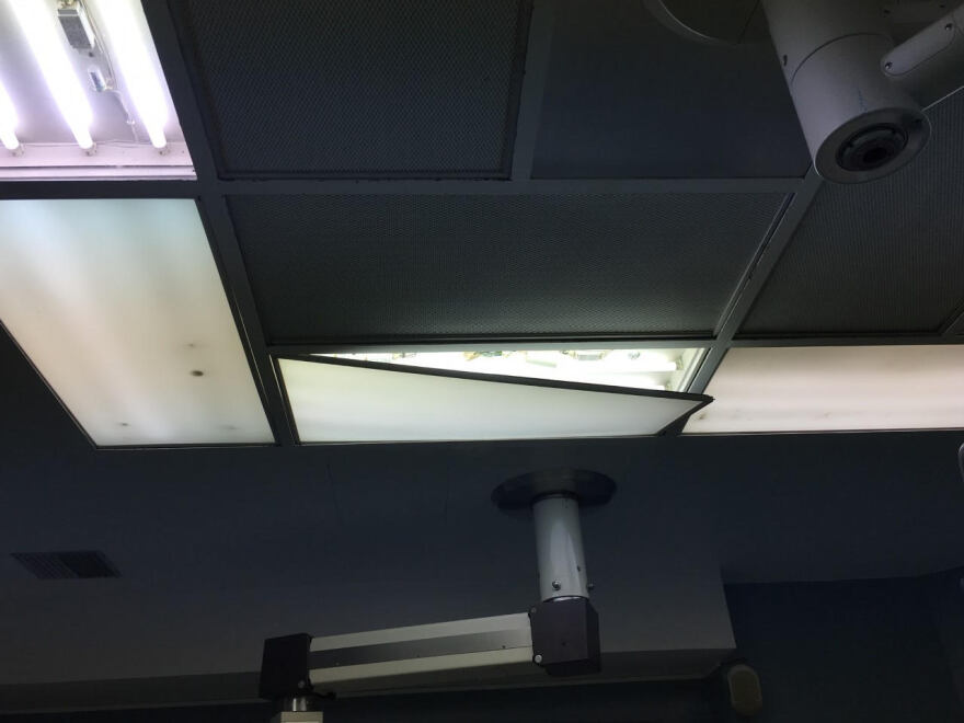 Μια εικόνα... 1000 λέξεις για την κατάσταση στο ΕΣΥ: Ξηλωμένα τα φώτα σε χειρουργεία στο ΚΑΤ