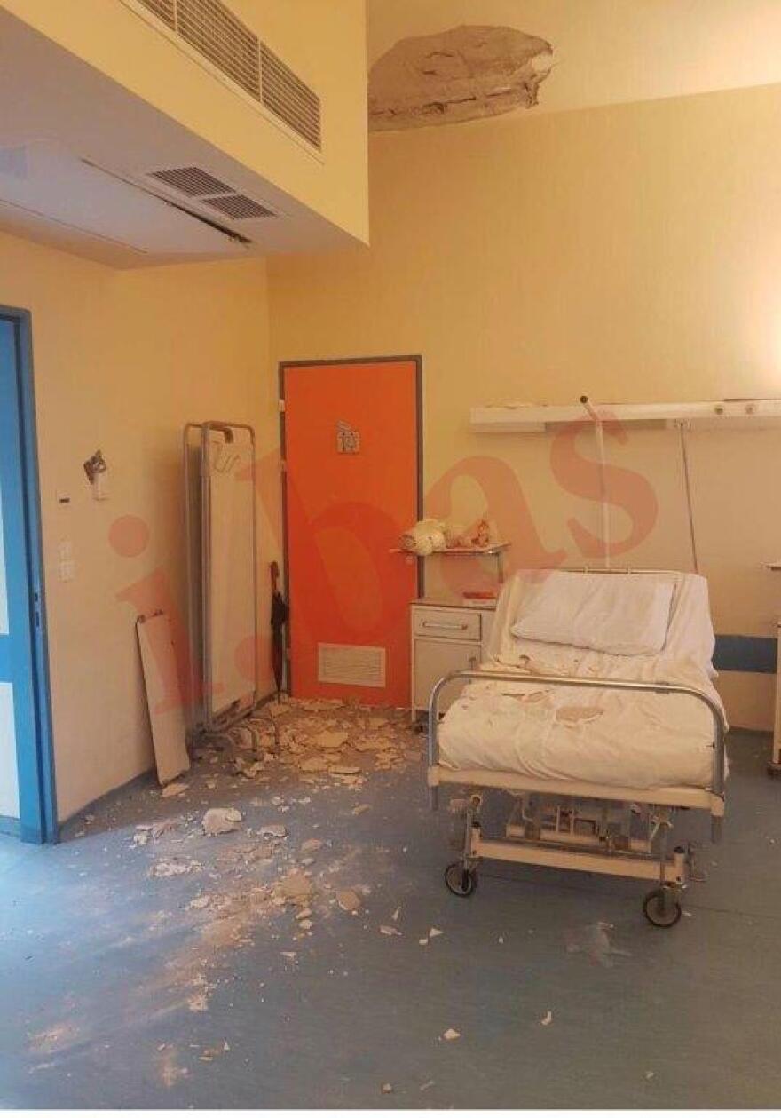 Φωτογραφίες: Κατέρρευσε ταβάνι στο Νοσοκομείο Νίκαιας - Τραυματίστηκε μητέρα ασθενούς 