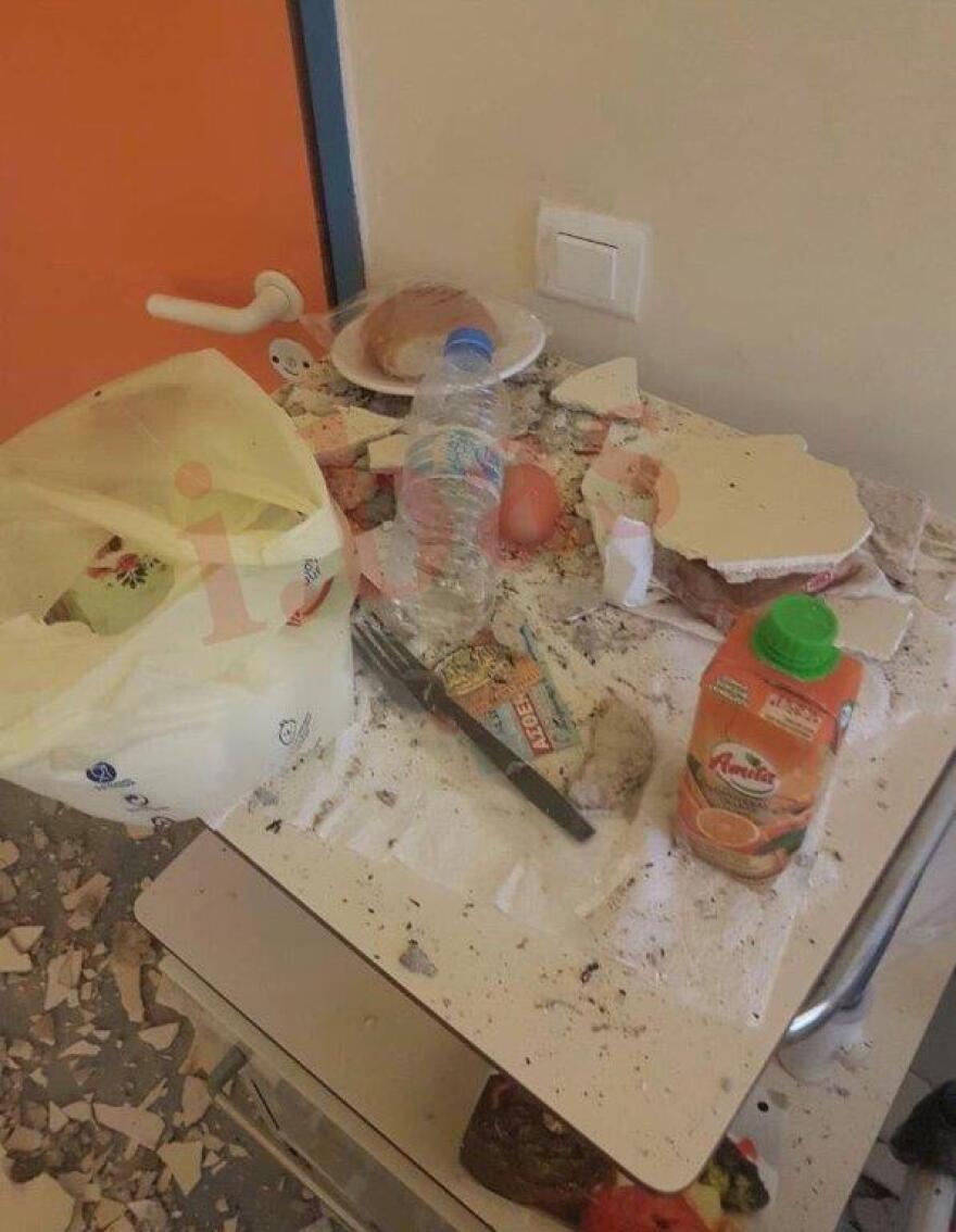Φωτογραφίες: Κατέρρευσε ταβάνι στο Νοσοκομείο Νίκαιας - Τραυματίστηκε μητέρα ασθενούς 
