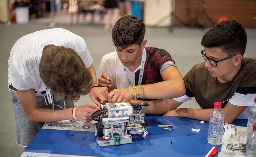 Τα προγράμματα STEM επιστρέφουν στον «Ελληνικό Κόσμο»