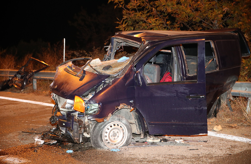 Τραγωδία στην Ασπροβάλτα: Νεκρό 4χρονο παιδί μετά τη σύγκρουση νταλίκας με βαν που μετέφερε μετανάστες