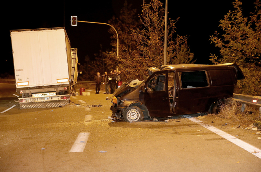 Τραγωδία στην Ασπροβάλτα: Νεκρό 4χρονο παιδί μετά τη σύγκρουση νταλίκας με βαν που μετέφερε μετανάστες