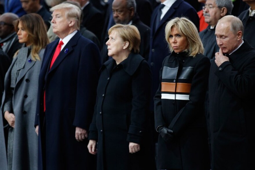 Βίντεο: Η εγκάρδια χειραψία και τα χαμόγελα μεταξύ Τραμπ και Πούτιν στην Αψίδα του Θριάμβου