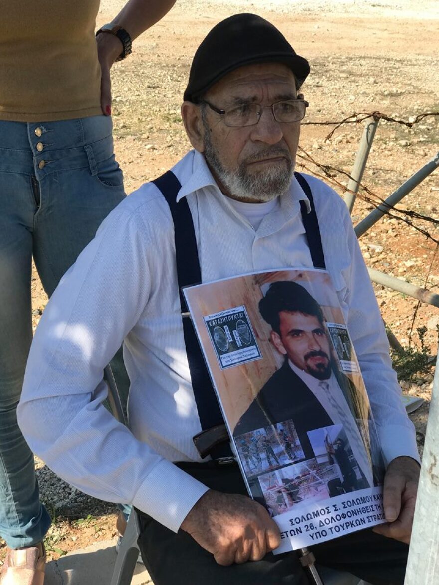 Κύπρος: Διαμαρτυρία των γονέων Ισαάκ και Σολωμού για το άνοιγμα του «ματωμένου» οδοφράγματος της Δερύνειας