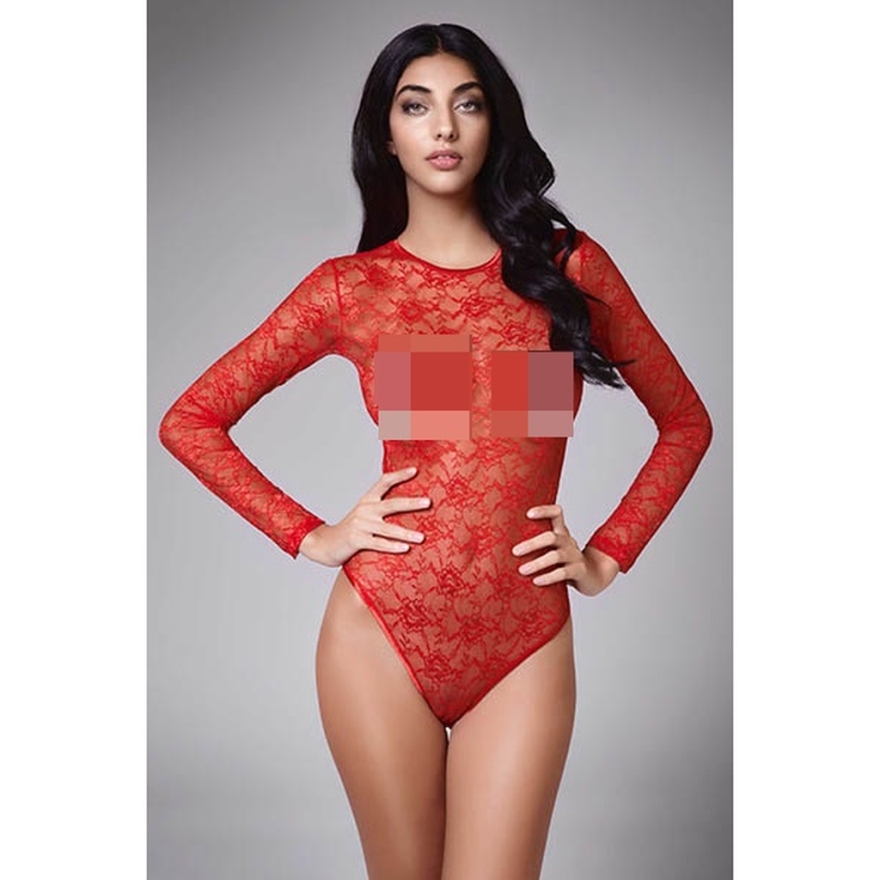 Σάλος με τις ημίγυμνες φωτογραφίες παίκτριας του Next Top Model 