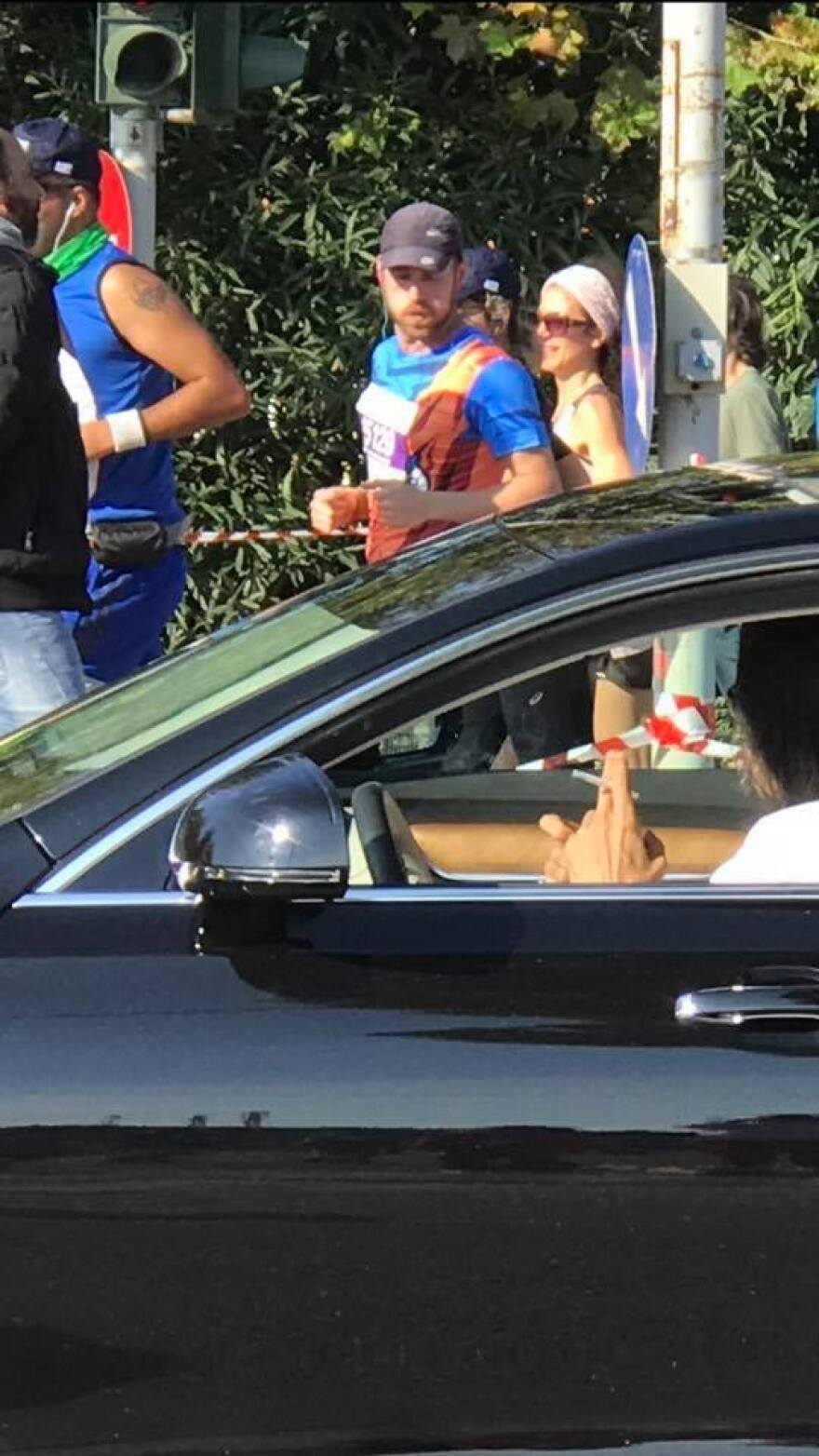 Απίστευτο επεισόδιο με Ψινάκη στον Μαραθώνιο: Απαίτησε να σταματήσει ο αγώνας για να περάσει με τη λιμουζίνα του!