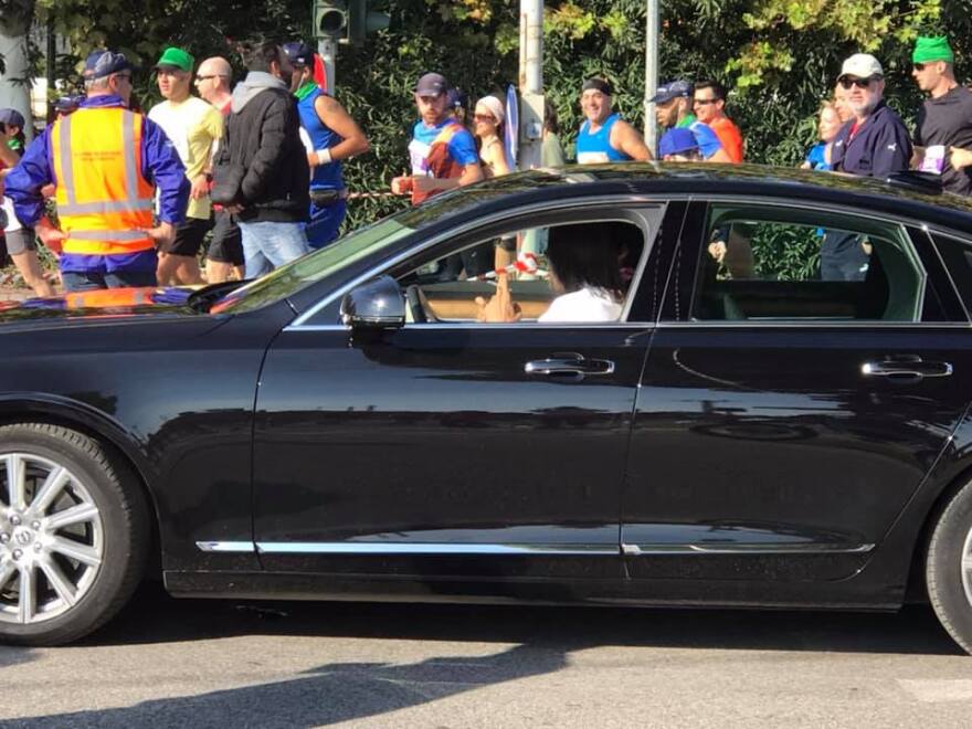 Απίστευτο επεισόδιο με Ψινάκη στον Μαραθώνιο: Απαίτησε να σταματήσει ο αγώνας για να περάσει με τη λιμουζίνα του!