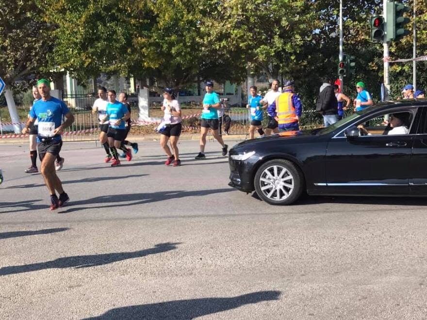 Απίστευτο επεισόδιο με Ψινάκη στον Μαραθώνιο: Απαίτησε να σταματήσει ο αγώνας για να περάσει με τη λιμουζίνα του!