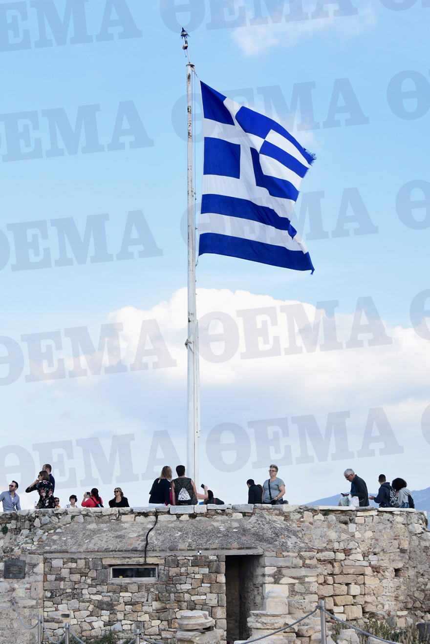 Φωτογραφίες: Η κομμένη και ξεφτισμένη σημαία της Ακρόπολης