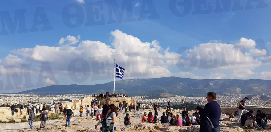 Φωτογραφίες: Η κομμένη και ξεφτισμένη σημαία της Ακρόπολης