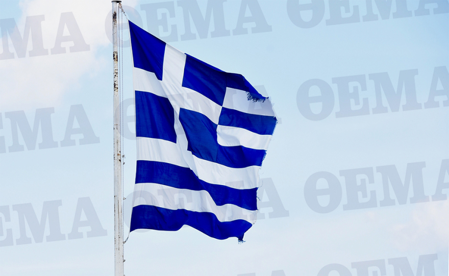 Φωτογραφίες: Η κομμένη και ξεφτισμένη σημαία της Ακρόπολης