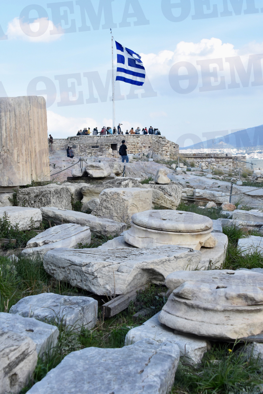 Φωτογραφίες: Η κομμένη και ξεφτισμένη σημαία της Ακρόπολης