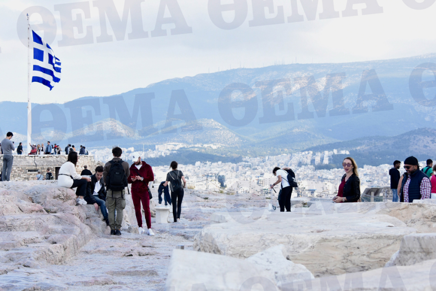 Φωτογραφίες: Η κομμένη και ξεφτισμένη σημαία της Ακρόπολης