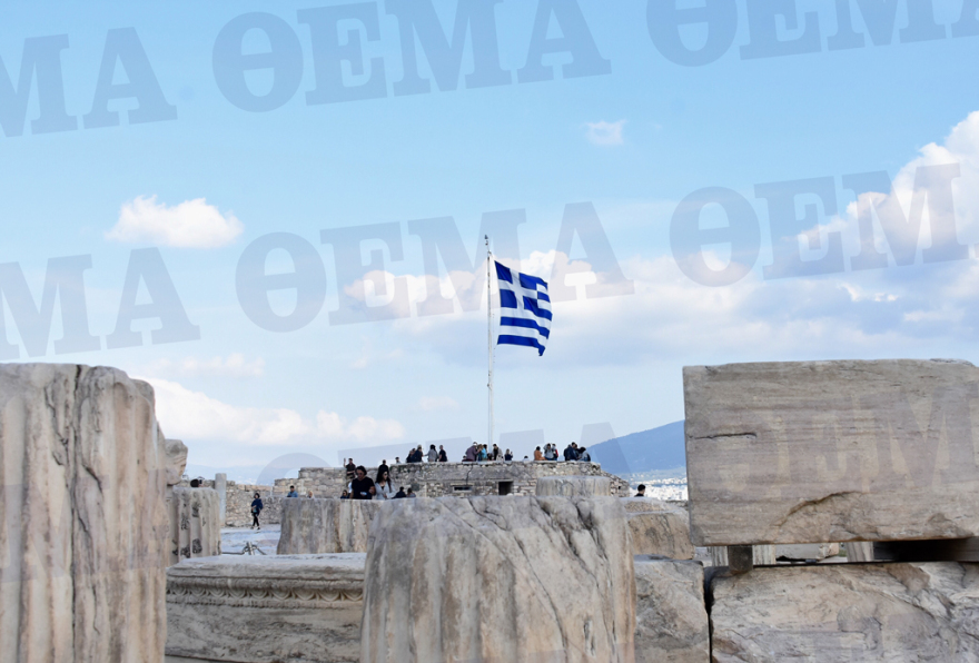 Φωτογραφίες: Η κομμένη και ξεφτισμένη σημαία της Ακρόπολης