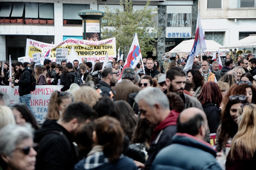 «Ρολά» στο Δημόσιο: Διαδήλωσαν στο Σύνταγμα ΑΔΕΔΥ και ΠΑΜΕ