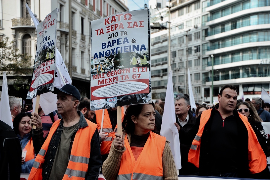 «Ρολά» στο Δημόσιο: Διαδήλωσαν στο Σύνταγμα ΑΔΕΔΥ και ΠΑΜΕ