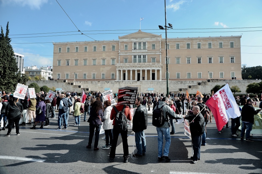 «Ρολά» στο Δημόσιο: Διαδήλωσαν στο Σύνταγμα ΑΔΕΔΥ και ΠΑΜΕ