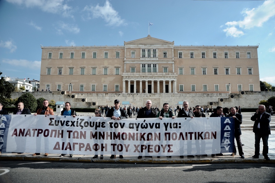 «Ρολά» στο Δημόσιο: Διαδήλωσαν στο Σύνταγμα ΑΔΕΔΥ και ΠΑΜΕ