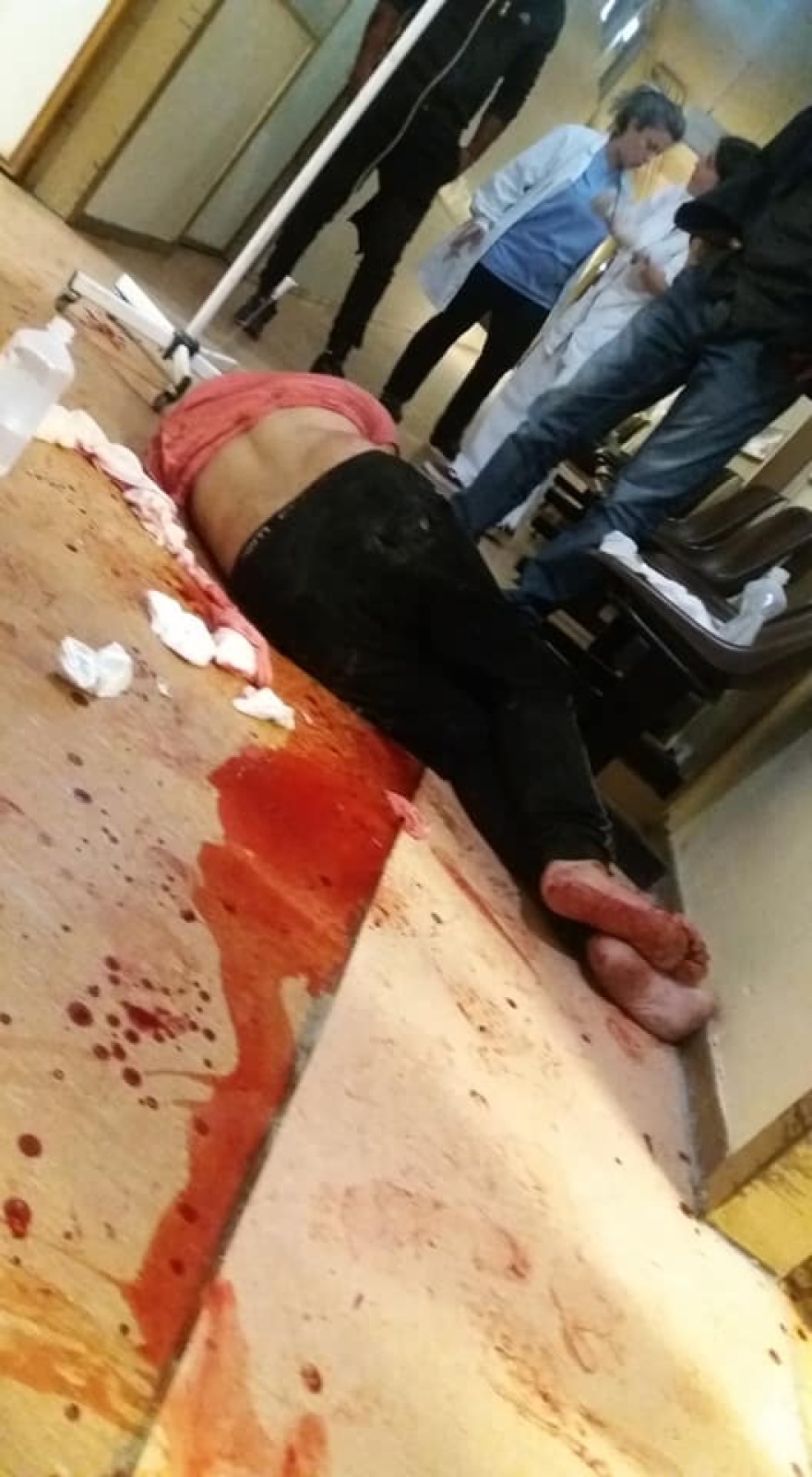 Εικόνες - σοκ: Μεθυσμένος Ρομά τραυμάτισε γιατρό στο Κέντρο Υγείας Σοφάδων