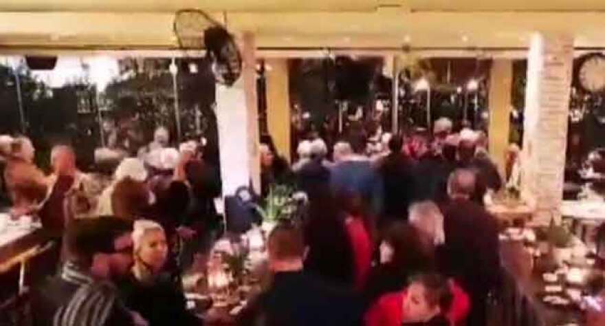 Εισβολή του Ρουβίκωνα σε εκδήλωση με την Αχτσιόγλου στο Παγκράτι