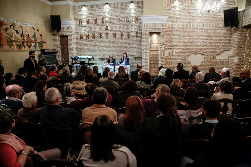 Εισβολή του Ρουβίκωνα σε εκδήλωση με την Αχτσιόγλου στο Παγκράτι