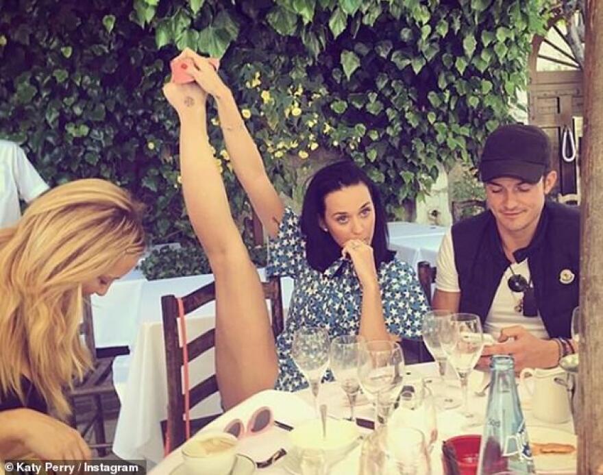 «Πόδια ανοιχτά» η νέα μόδα του Instagram