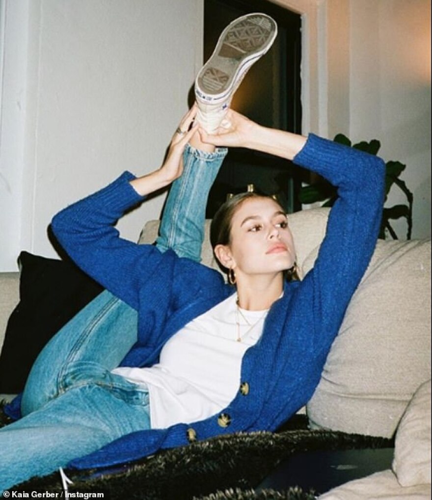 «Πόδια ανοιχτά» η νέα μόδα του Instagram