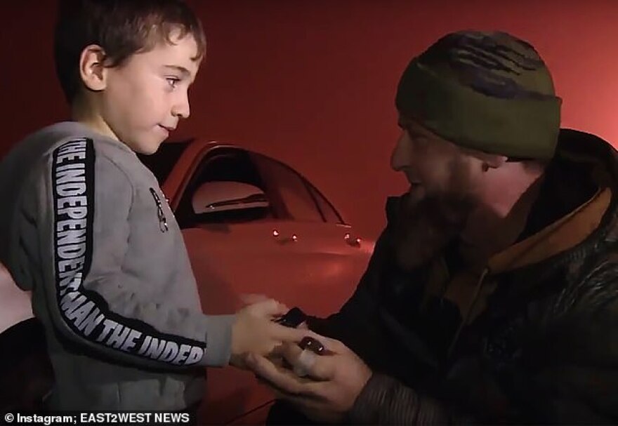 Τσετσενία: 5χρονο πήρε δώρο μία... Mercedes από τον ηγέτη Καντίροφ επειδή έκανε 4.105 push-ups!