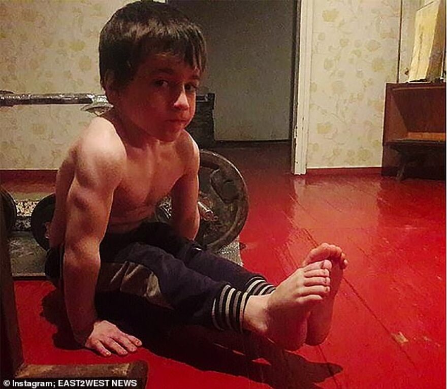 Τσετσενία: 5χρονο πήρε δώρο μία... Mercedes από τον ηγέτη Καντίροφ επειδή έκανε 4.105 push-ups!