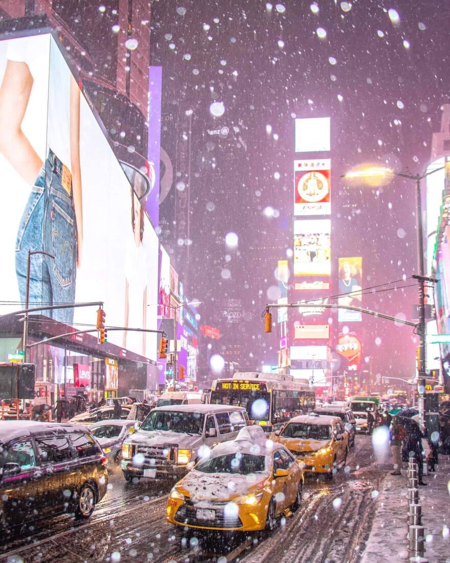 Εντυπωσιακές εικόνες: Ξαφνική χιονοθύελλα «έντυσε» στα λευκά τη Νέα Υόρκη