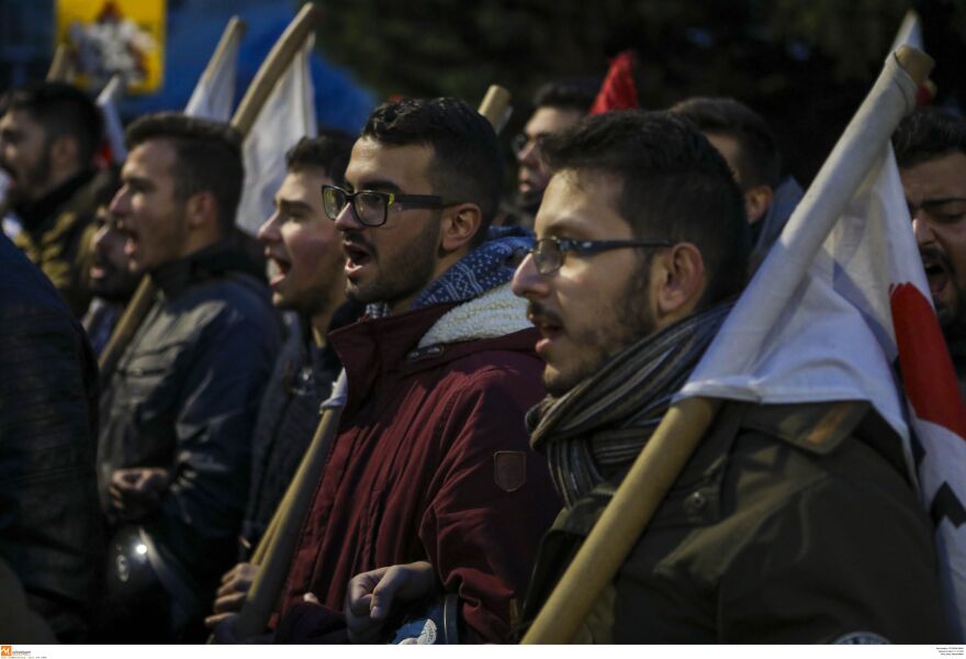 Πορεία για το Πολυτεχνείο στη Θεσσαλονίκη: Τραγούδησαν «Πότε θα κάνει ξαστεριά» και έκαψαν αμερικανική σημαία