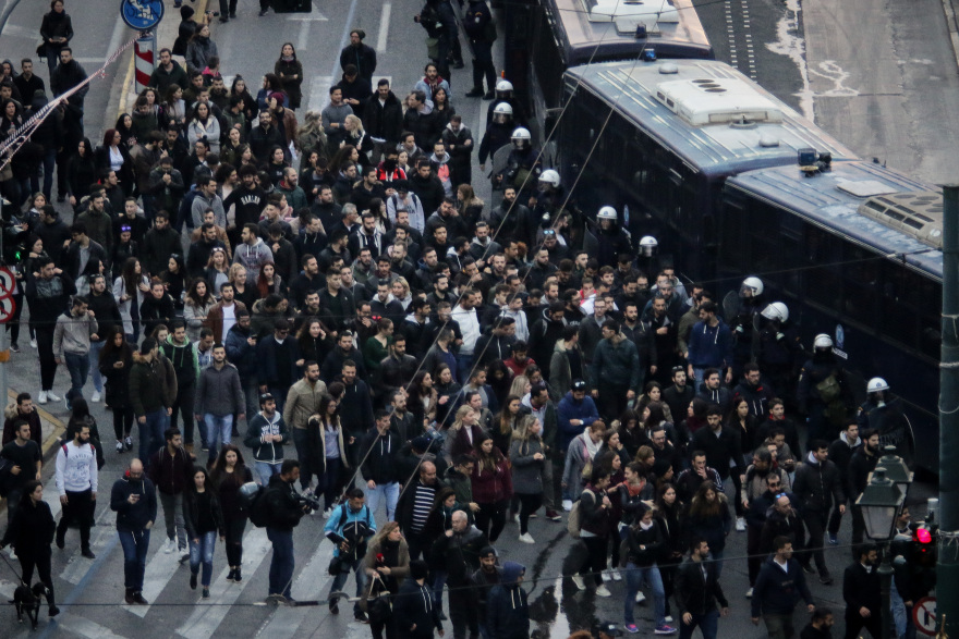 Κλούβες των ΜΑΤ έχουν περικυκλώσει την αμερικανική πρεσβεία