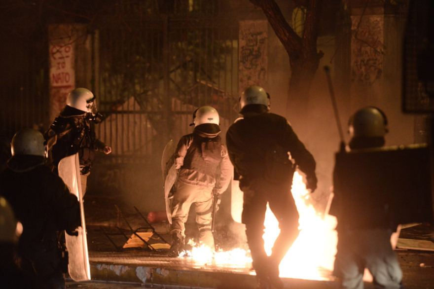 Πεδίο μάχης τα Εξάρχεια: Κουκουλοφόροι έκαψαν τη Σημαία και έσπασαν τα πάντα - Δείτε βίντεο