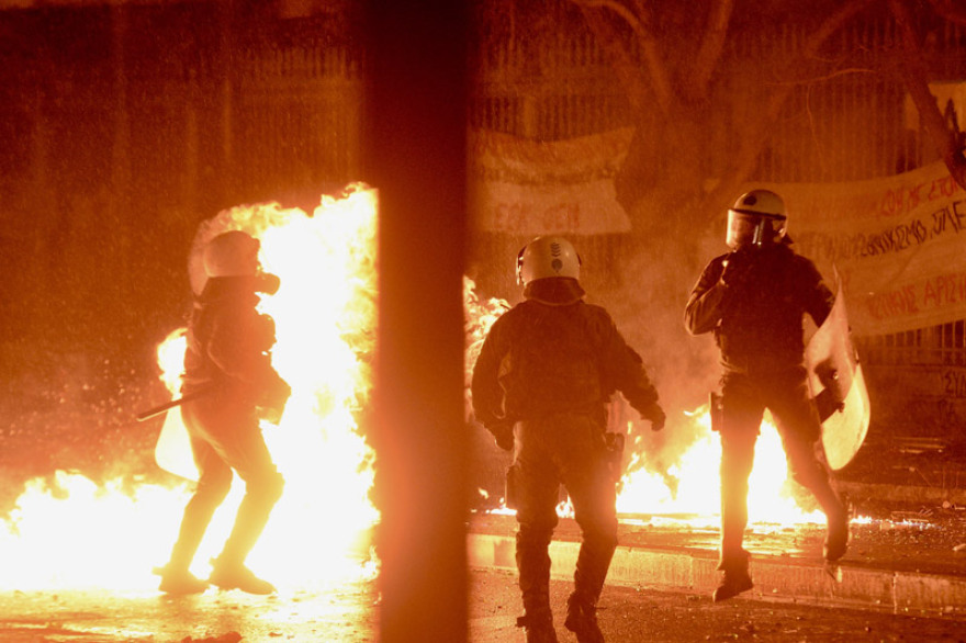 Πεδίο μάχης τα Εξάρχεια: Κουκουλοφόροι έκαψαν τη Σημαία και έσπασαν τα πάντα - Δείτε βίντεο